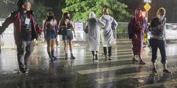 Huracán Henri acelera velocidad y amenaza a Nueva York