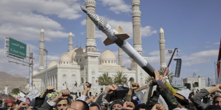 Hutíes afirman haber atacado el aeropuerto de Tel Aviv y un portaviones de EE.UU.