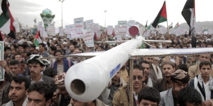 Hutíes prohíben la entrada de buques de EE.UU., el Reino Unido e Israel al mar Rojo