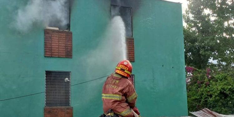 Identifican a siete víctimas mortales de incendio en apartamento de colonia de Mixco
