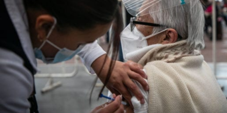 IGSS comenzó a aplicar la tercera dosis a adultos mayores