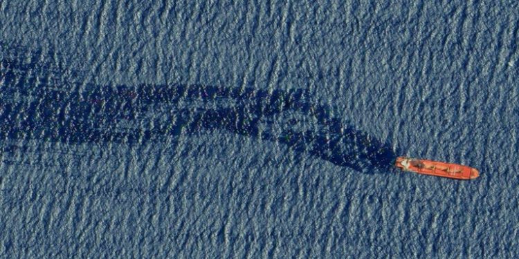 Imágenes satelitales muestran mancha de petróleo en el mar Rojo tras ataque hutí
