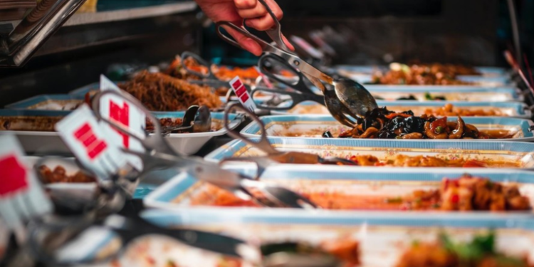 Impiden el acceso a un cliente habitual de un bufé libre por comer demasiado