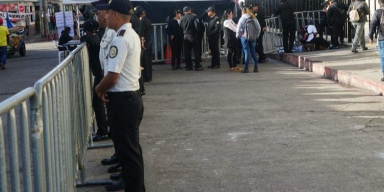 Implementada valla metálica en el frontispicio del MP