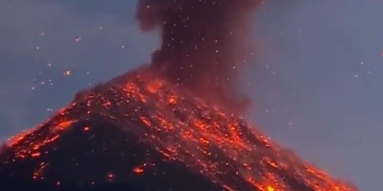 Impresionante video muestra la actividad del Volcán de Fuego
