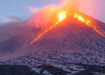 Impresionantes y aterradoras imágenes de la erupción de un volcán en Rusia