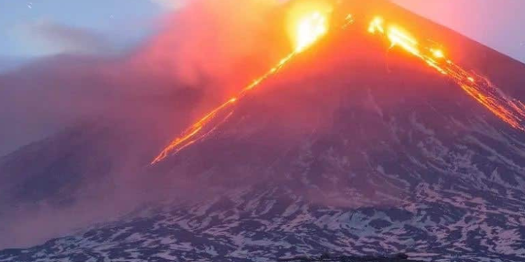 Impresionantes y aterradoras imágenes de la erupción de un volcán en Rusia