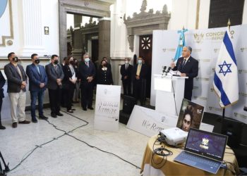Inauguración de fotografí­as sobre mujeres en el holocausto en el Congreso de Guatemala