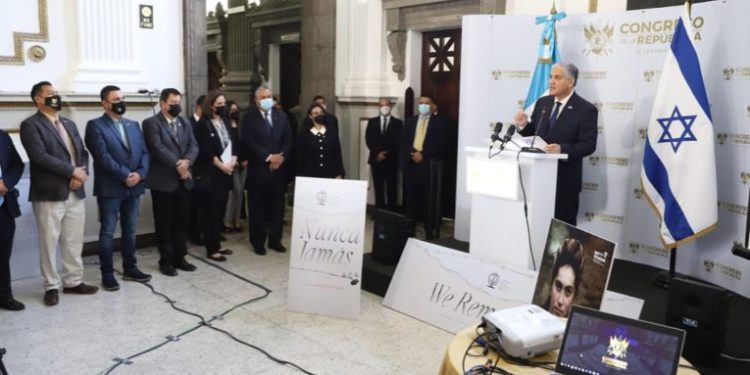 Inauguración de fotografías sobre mujeres en el holocausto en el Congreso de Guatemala
