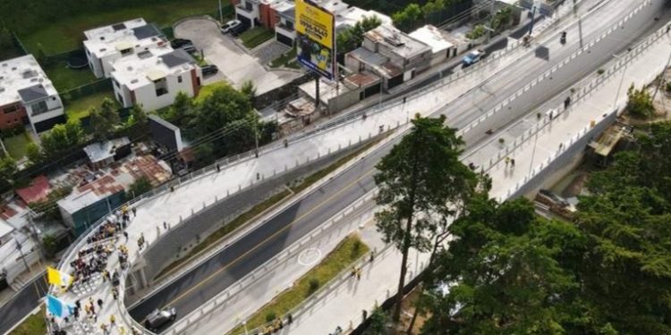 Inauguran paso a desnivel en Santa Catarina Pinula