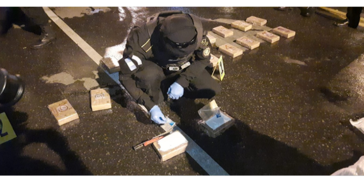Incautan 20 paquetes con cocaína en vehículo robado