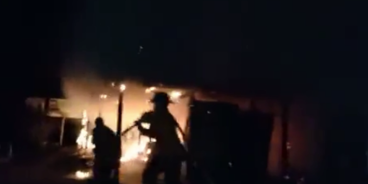 Incendio afecta negocio en Quiché