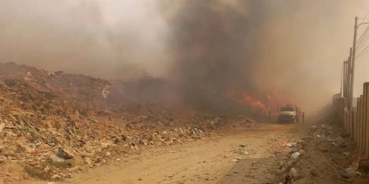 Incendio de vertedero afecta calidad del aire y brigadas siguen trabajando para extinguirlo