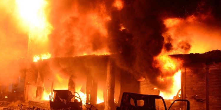 Incendio deja casi 50 muertos en una fábrica en Bangladesh