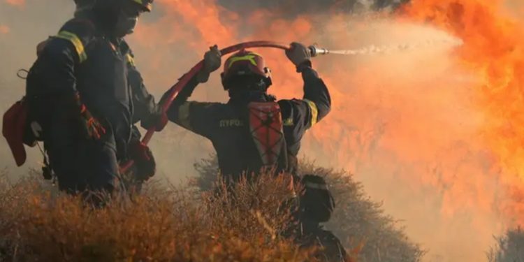 Incendio en Creta obliga a evacuar a miles de personas