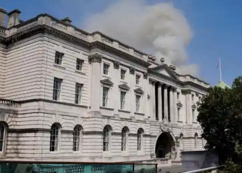 Incendio en emblemático edificio de Londres a orilla del río