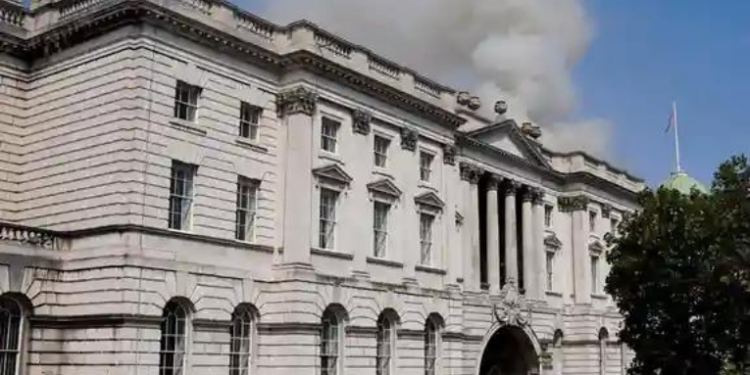 Incendio en emblemático edificio de Londres a orilla del río