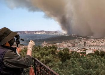 Incendio forestal obliga a cerrar el aeropuerto de Marsella