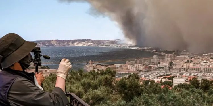 Incendio forestal obliga a cerrar el aeropuerto de Marsella