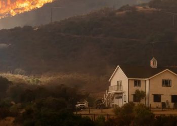 Incendios arrasan decenas de casas alrededor de Los Ángeles