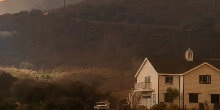 Incendios arrasan decenas de casas alrededor de Los Ángeles