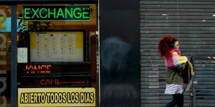 Incertidumbre, temores y cautela: el impacto de la crisis económica en Argentina