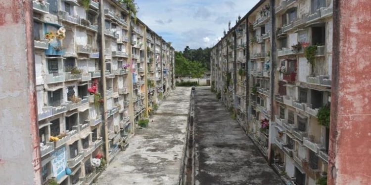 Incrementan entierros por COVID-19