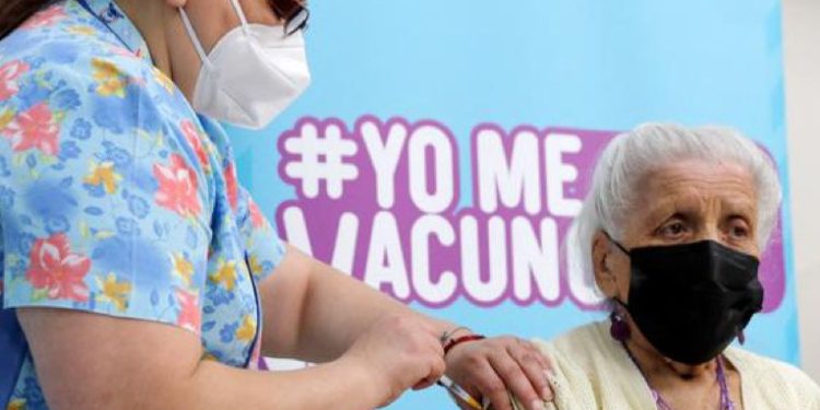 Incrementan guatemaltecos en centros de vacunación por dosis de refuerzo