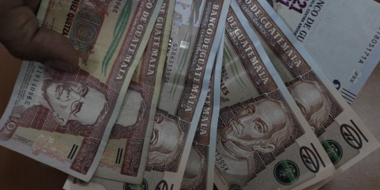 Incremento al salario mínimo está en evaluación final, afirma el mandatario Bernardo Arévalo