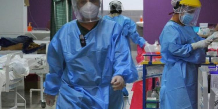 Incremento de síntomas gripales lleva a expertos a recomendar pruebas para detectar nueva variante de COVID-19