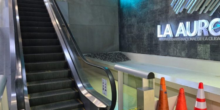 Incumplimiento en la entrega de ascensores en el Aeropuerto La Aurora por parte de la empresa contratista