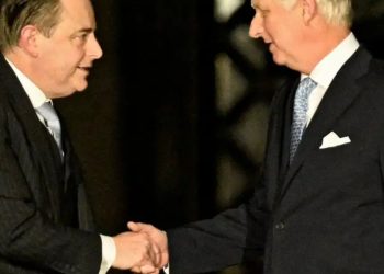 Independentista De Wever jura como primer ministro belga