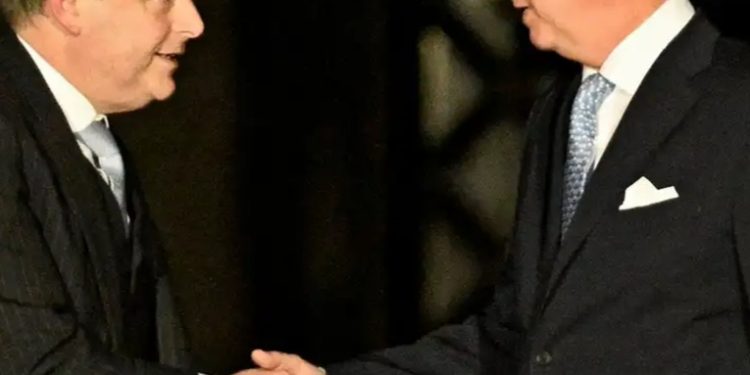 Independentista De Wever jura como primer ministro belga