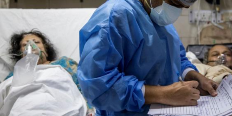 India supera por primera vez los 4.000 muertos diarios