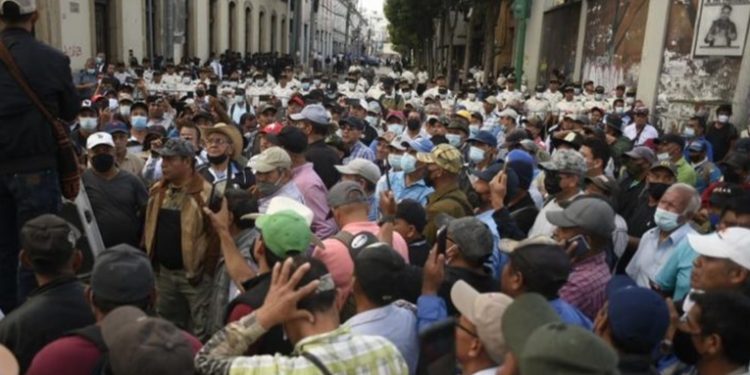 Indígenas protestan en el centro de la ciudad contra el presupuesto y exigen cambios en la administración pública