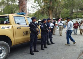 Indignación en México policí­as enseñando a estudiantes de secundaria a usar armas de fuego