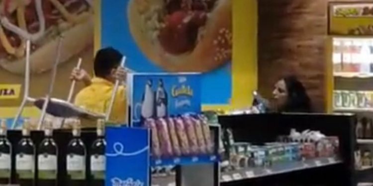 Indignación por video que muestra brutal agresión a una mujer en una tienda