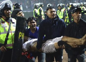 Indonesia: al menos 125 muertos por violencia en partido de fútbol
