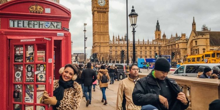 Inglaterra levanta restricciones impuestas por COVID-19