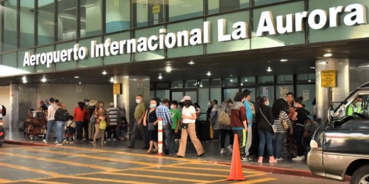 Ingresan 2 vuelos de deportados