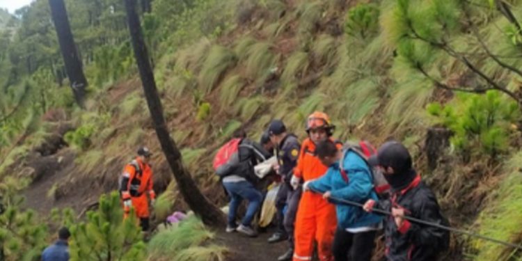 Inguat Investiga: Turista muere y otro resulta herido en accidente durante ascenso a volcán