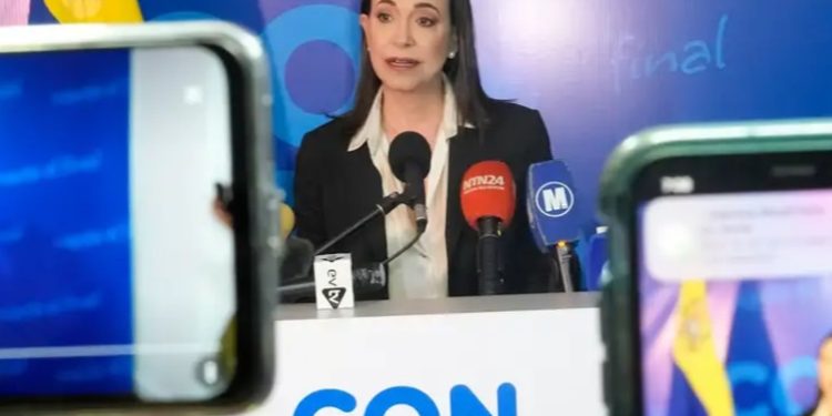 Inhabilitación de Machado recibe críticas transversales