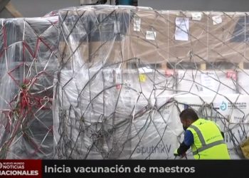 Inicia vacunación a maestros