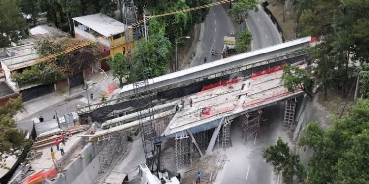Inician construcción de bases para nueva estructura tras desmontaje del puente Adolfo Mijangos López