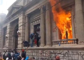 Inician la reparación de daños por incendio en el área del Congreso de la República