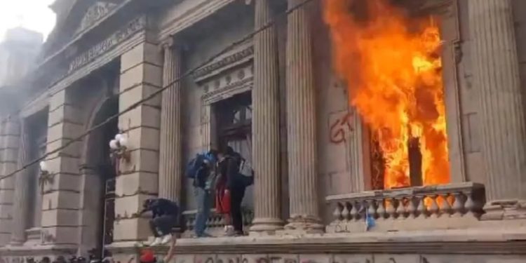 Inician la reparación de daños por incendio en el área del Congreso de la República