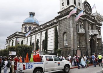 Inician operativos de tránsito y comercios en los alrededores de la iglesia de Guadalupe en zona 1