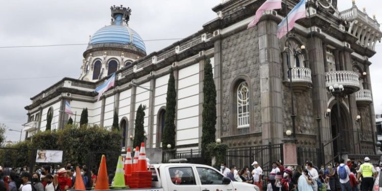 Inician operativos de tránsito y comercios en los alrededores de la iglesia de Guadalupe en zona 1