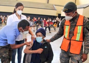 Inician vacunación masiva contra el COVID-19