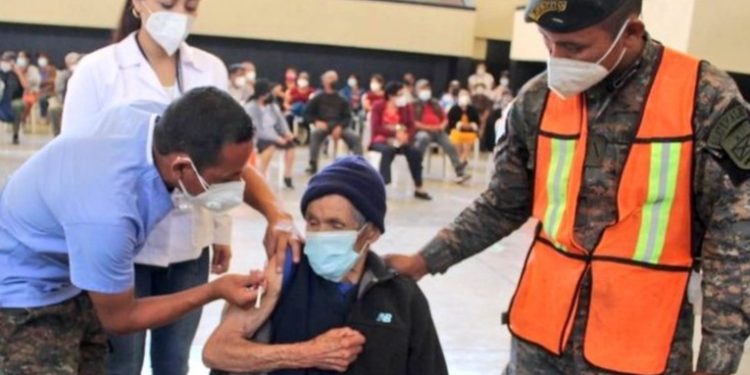 Inician vacunación masiva contra el COVID-19